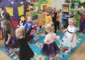 Dzieci podczas zabawy tanecznej.