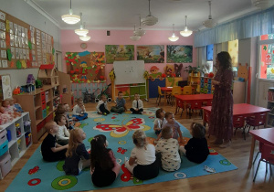 Dzieci z grupy Pszczółki wraz z Panią Angeliką.