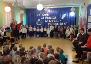 Przywitanie dzieci oraz gości przez Panią Dyrektor Annę Winiecką.