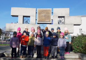 Dzieci z grupy Pszczółki przy pomniku Poległych Harcerek i Harcerzy.