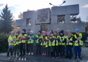 Dzieci z grupy Żabki przy pomniku Poległych Harcerek i Harcerzy.