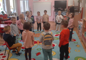 Dzieci śpiewają koledze "Sto lat".