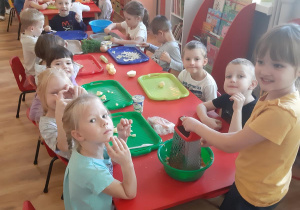 Dzieci tworzą surówki warzywne.