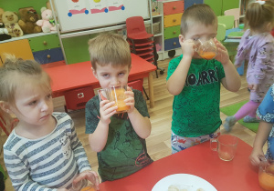 Dzieci podczas degustacji koktajlu owocowo-warzywnego.