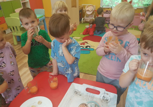 Dzieci podczas degustacji koktajlu owocowo-warzywnego.