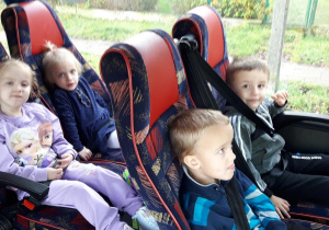 Dzieci w autokarze podczas wycieczki do Teatru w Płocku