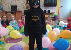 Roman prezentuje strój Batmana