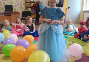 Pola prezentuje strój księżniczki