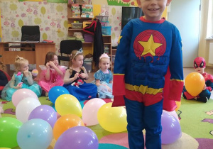 Jasio prezentuje strój Superbohatera