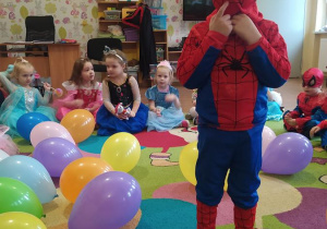 Igor prezentuje strój Spider Mana