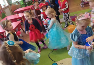 Dzieci biorą udział w zabawach tanecznych