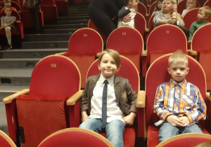 Mateusz i Tymon w teatrze.