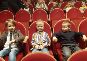 Mateusz, Tymon i Adam w teatrze.
