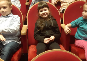 Szymon, Lenka i Blanka w teatrze.
