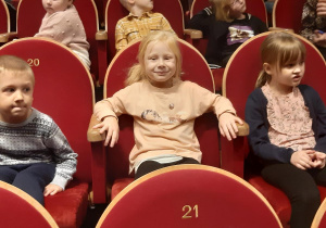 Miłosz, Martynka i Lilianka w teatrze.