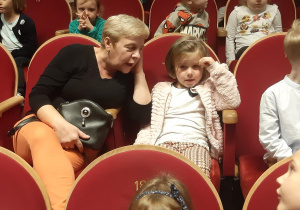 Ciocia Ala i Zosia w teatrze.