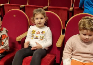 Dzieci z grupy Myszki na widowni Teatru Dramatycznego w Płocku.