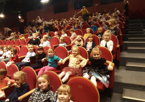 Dzieci z grupy Pszczółki na widowni Teatru Dramatycznego w Płocku.