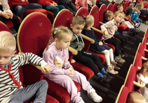 Dzieci z grupy Motylki na widowni Teatru Dramatycznego w Płocku.