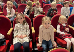 Dzieci z grupy Kreciki na widowni Teatru Dramatycznego w Płocku.