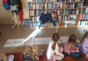 Dzieci z grupy Żabki podczas zabawy "Zakodowany krok".