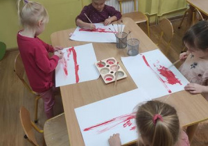 Dzieci malują flagę Polski.