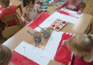 Dzieci malują flagę Polski.
