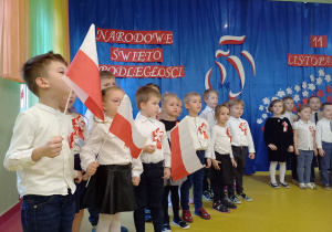 Dzieci śpiewają piosenkę Barwy Ojczyzny