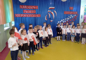 Dzieci śpiewają piosenkę Barwy Ojczyzny