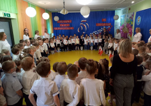 Dzieci z wszystkich grup uroczyście śpiewają Hymn Polski