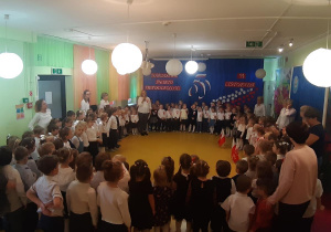 Dzieci wraz z nauczycielami biorą udział w akcji "Szkoła do Hymnu".