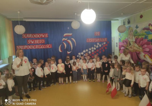 Pani dyrektor Anna Winiecka zaprasza wszystkich do odśpiewania "Mazurka Dąbrowskiego w ramach akcji "Szkoła do hymnu"