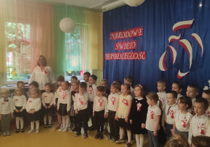 Dzieci wraz z nauczycielami śpiewają Hymn Polski.