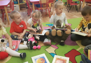 Dzieci oglądają swoje ulubione książki .