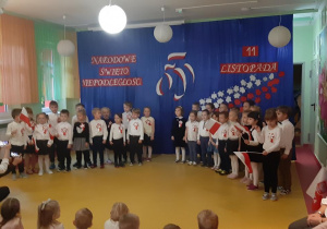 Dzieci z grupy Żabki i Pszczółki zaśpiewały piosenkę "Barwy Ojczyzny" oraz wyrecytowali wiersze.