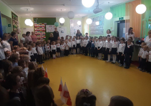 Dzieci śpiewają Hymn Polski.