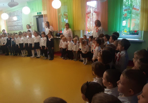Dzieci śpiewają "Mazurka Dąbrowskiego".