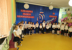 Dzieci z grupy "Jaskółki" podczas akademii z okazji Święta Niepodległości