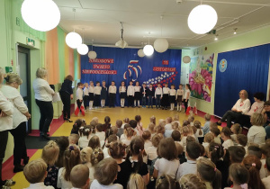 Dzieci z grupy "Kreciki" prezentują piosenkę