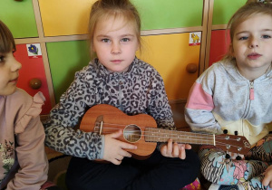 Amelia gra na ukulele