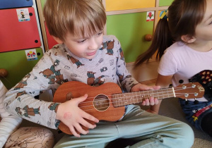 Wiktor gra na ukulele
