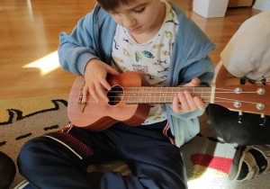 Filip gra na ukulele