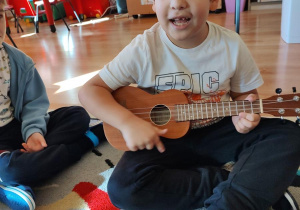 Adrian gra na ukulele