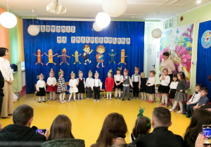 Dzieci z grupy Biedronki podczas uroczystości.