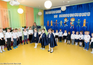 Wspólne śpiewanie hymnu przedszkola.