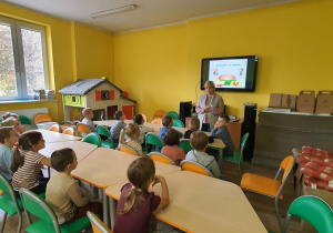 Dzieci z grupy Pszczółki podczas oglądania prezentacji multimedialnej.