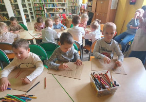 Dzieci z grupy Pszczółki podczas wykonywania pracy plastycznej na zajęciach w Bibliotece.