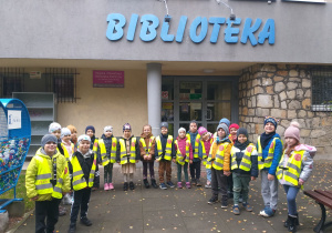 Dzieci z grupy Żabki przed Miejską i Powiatową Biblioteką Publiczną w Kutnie.
