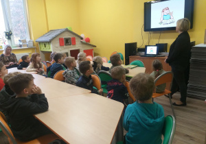 Dzieci z grupy Żabki podczas oglądania prezentacji mulimedialnej.