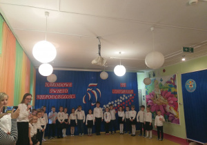 Dzieci z grupy "Kreciki" podczas akademii z okazji Święta Niepodległosci.